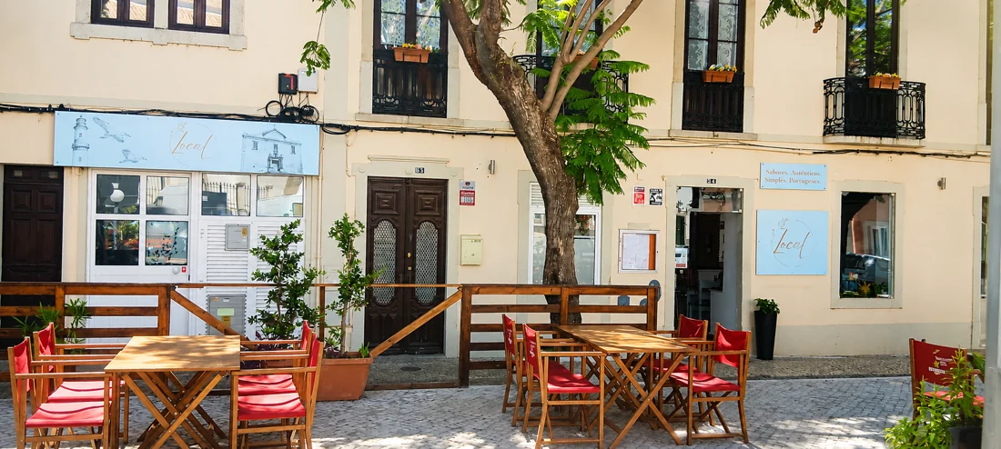 Fachada e esplanada do Local by Góis, em Faro